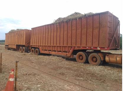 Rodotrem carregado de cana em estrada de talhão